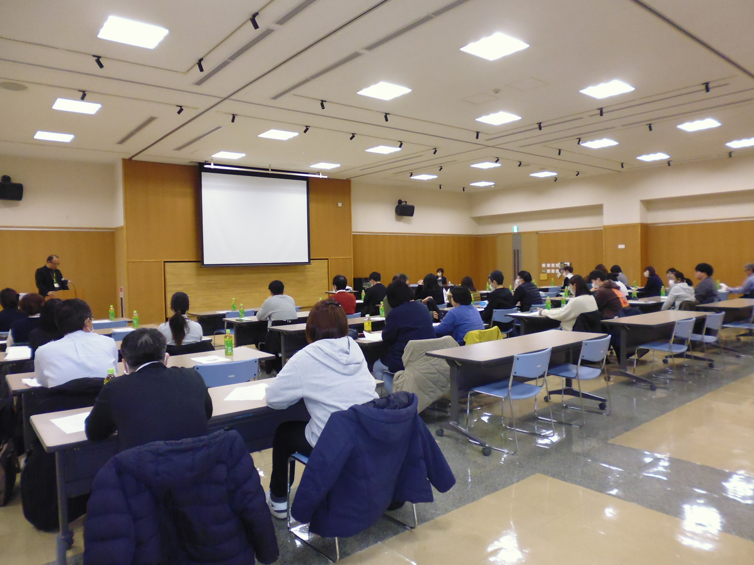 会場全体を後方から撮影した様子