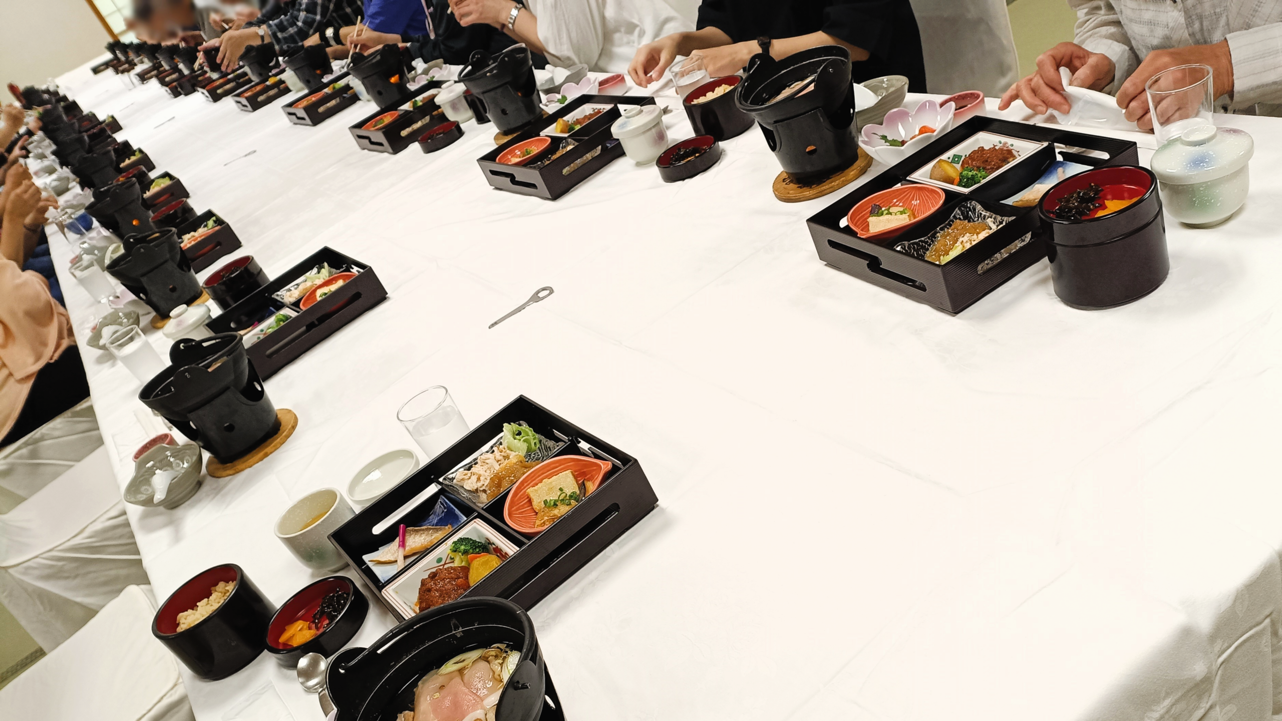 地域活動支援センターあっぷる ほろしん温泉 温泉行事 参加者の会食風景