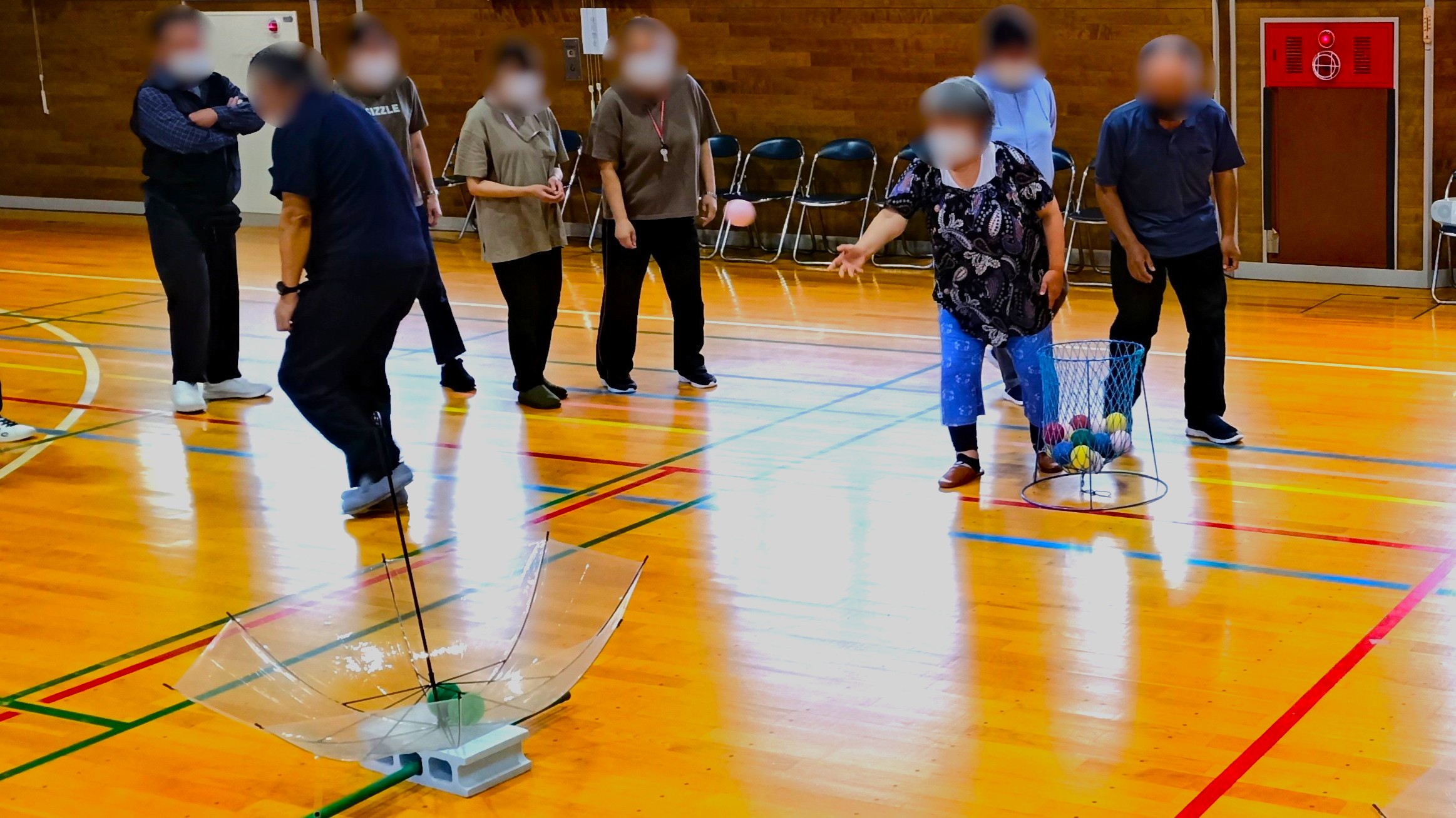 体育館で参加者が傘バスケットに取り組む様子